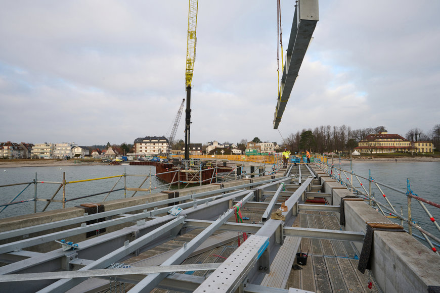 Working on water: LTM 1300-6.2 from Sönke Jordt erects pier